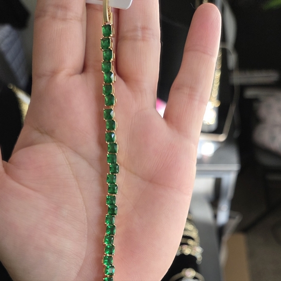 Elegant Green and Gold Bracelet - Picture 2 of 2
